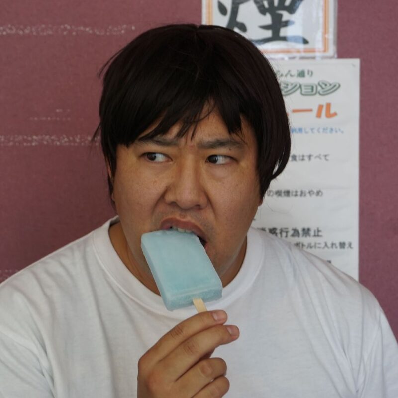 とにかく明るい安村が架空の芸人「前田ランチュウ」になりきってお笑いをやる