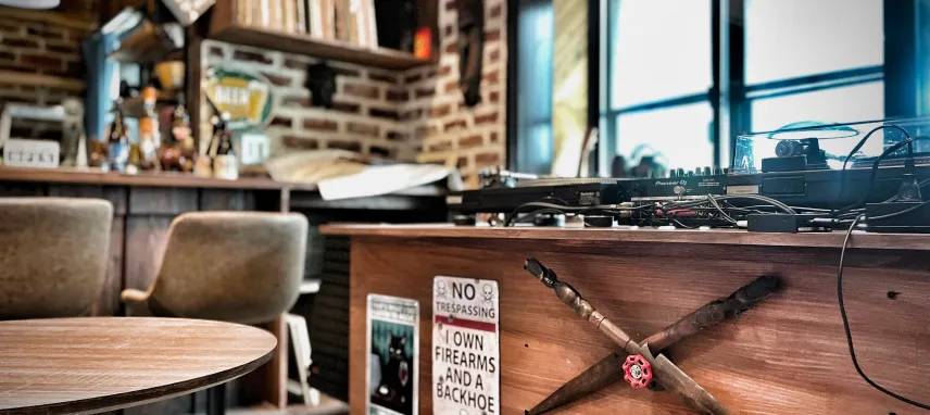 DJブースのある店内